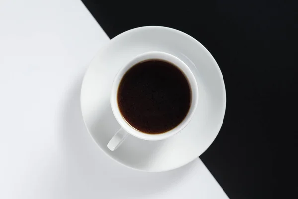 Cup Kaffe Vit Svart Bakgrund Närbild Ovanifrån — Stockfoto