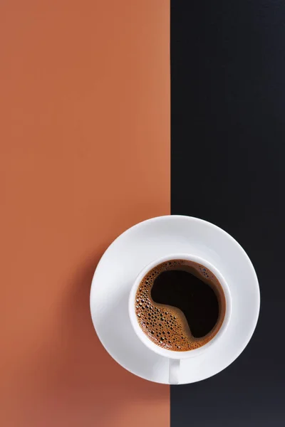 黒を基調としたコーヒーカップ コピースペース付きのトップビュー — ストック写真
