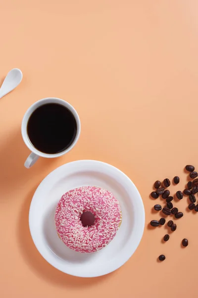 Xícara Café Donut Rosa Prato Fundo Bege Vista Superior Com — Fotografia de Stock