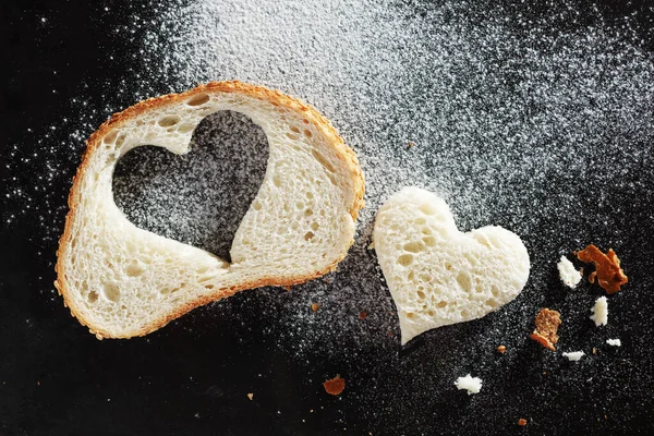 Scheibe Weizenbrot Mit Herzförmigem Schnitt Auf Schwarzem Metallhintergrund Ansicht Von — Stockfoto