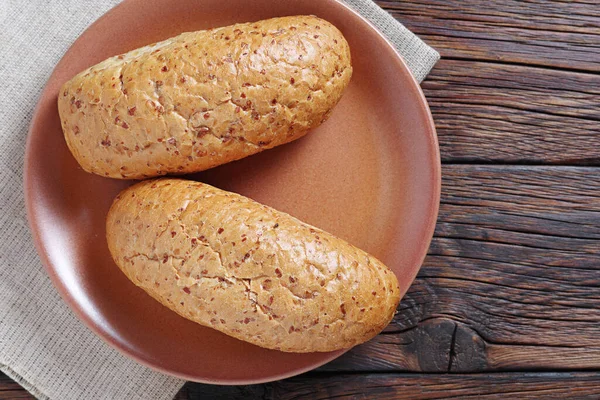 Brood Met Granen Een Bruine Plaat Houten Ondergrond Bovenaanzicht — Stockfoto