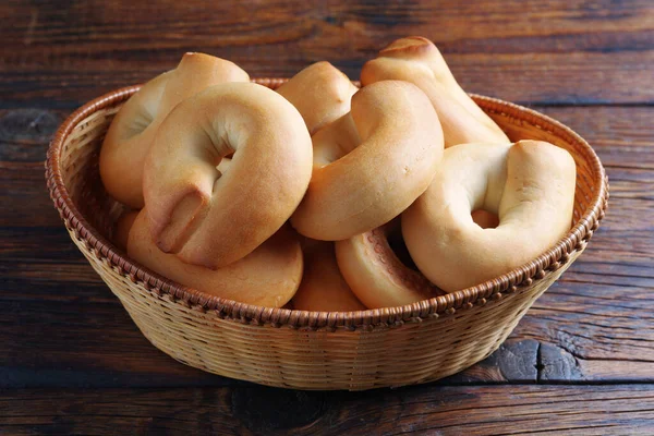 Bagels Fraîchement Cuits Dans Bol Osier Sur Fond Bois Close — Photo