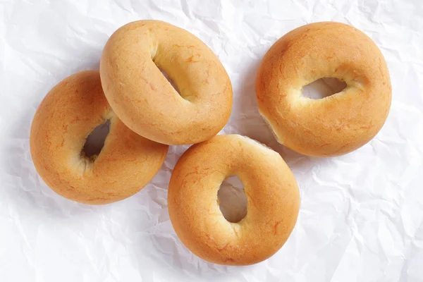 Ízletes Friss Kis Bagel Fehér Gyűrött Papír Háttér Közelkép Felső — Stock Fotó