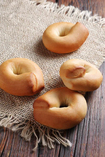 Finom Friss Kis Bagel Rusztikus Asztalon Közelkép — Stock Fotó