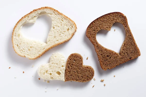 Brotscheiben Mit Herzförmigem Schnitt Auf Weißem Hintergrund Ansicht Von Oben — Stockfoto