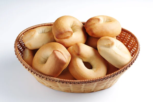 Vers Gebakken Bagels Een Rieten Schaal Witte Achtergrond Close — Stockfoto