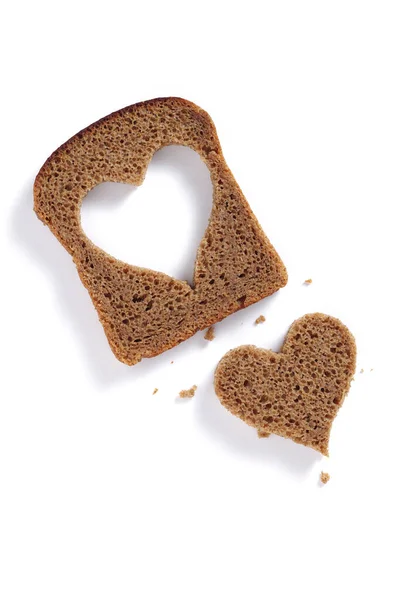 Beyaz Arka Planda Kalp Şeklinde Kesilmiş Çavdar Ekmeği — Stok fotoğraf