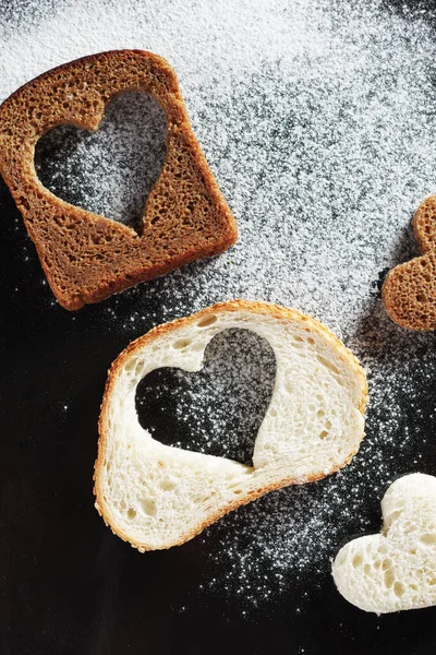 Brotscheiben Mit Herzförmigem Schnitt Auf Schwarzem Metallhintergrund Ansicht Von Oben — Stockfoto