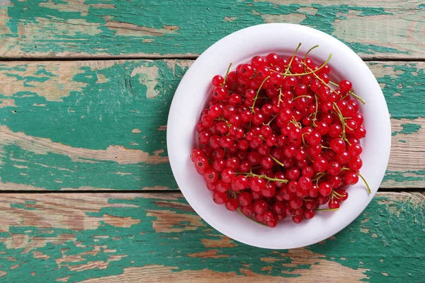 Teller Mit Roten Johannisbeeren Auf Altem Grünen Holzgrund Draufsicht Mit — Stockfoto