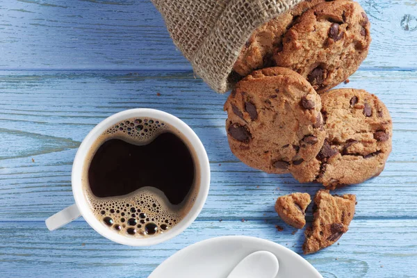 Kopp Kaffe Och Choklad Chip Cookies Blå Träbord Ovanifrån — Stockfoto