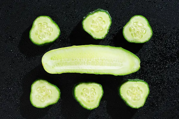 Pepino Rodajas Gotas Agua Sobre Fondo Negro Vista Superior —  Fotos de Stock