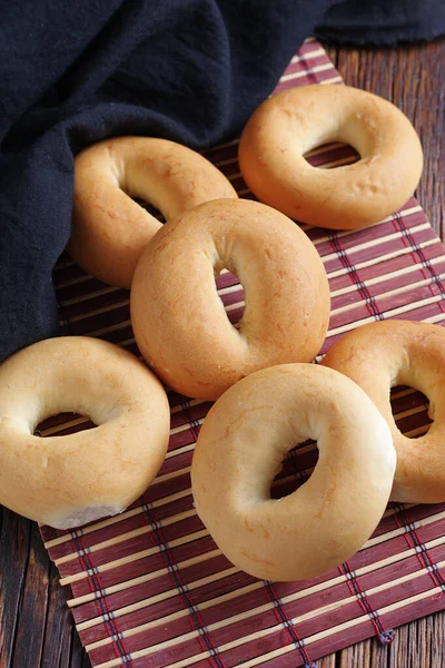 Házi Készítésű Mini Bagel Asztalon Közelkép — Stock Fotó