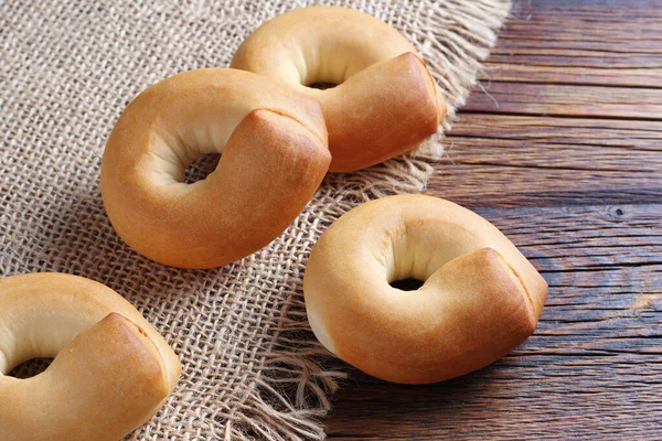 Finom Friss Kis Bagel Rusztikus Asztalon Közelkép — Stock Fotó