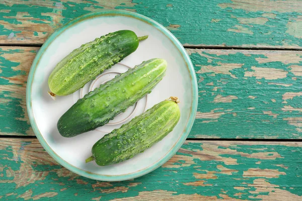 Verse Groene Komkommers Een Bord Oude Houten Achtergrond Bovenaanzicht Met — Stockfoto