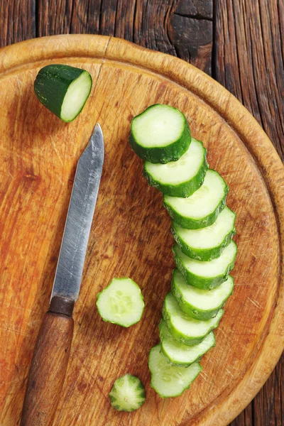 Snijd Groene Komkommer Een Snijplank Keuken Houten Tafel Bovenaanzicht Met — Stockfoto