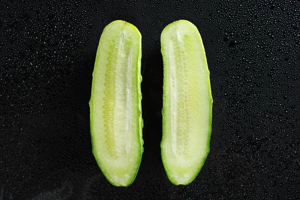 Gurkenscheiben Und Wassertropfen Auf Schwarzem Hintergrund Draufsicht — Stockfoto