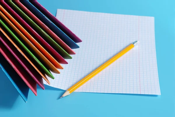 Cadernos Escolares Lápis Sobre Fundo Azul — Fotografia de Stock
