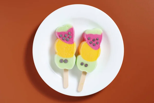 Dos Helados Frutas Plato Sobre Fondo Marrón Vista Superior — Foto de Stock