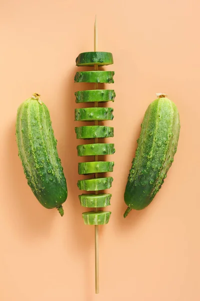 Tam Dilimlenmiş Yeşil Salatalıklar Bej Arka Planda Üst Manzara — Stok fotoğraf