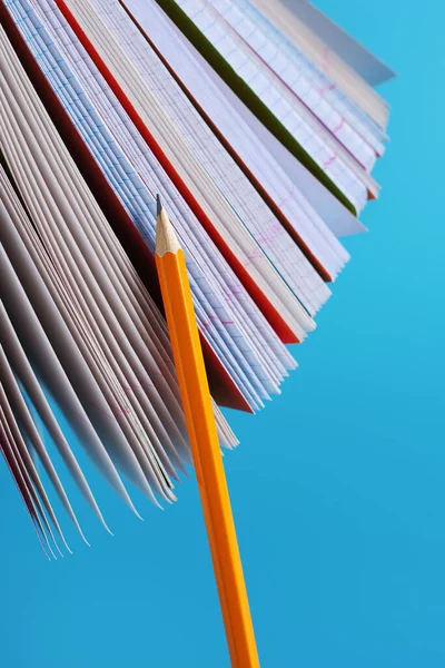 Capa Cadernos Escolares Lápis Sobre Fundo Azul — Fotografia de Stock