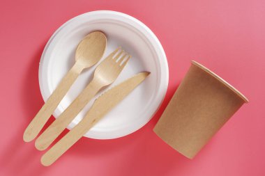 Pembe arka planda tek kullanımlık çevre dostu yemekler, yukarıdan görüş