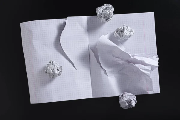 Gescheurde School Notebook Verfrommelde Papieren Ballen Zwarte Achtergrond Bovenaanzicht — Stockfoto