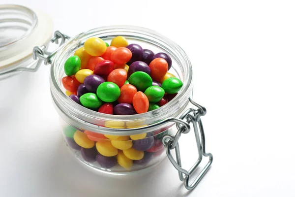 Coloridos Skittles Caramelos Frasco Vidrio Sobre Fondo Blanco Cerca — Foto de Stock