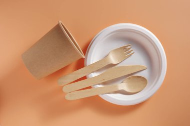 Bej arka planda, tek kullanımlık çevre dostu yemekler.