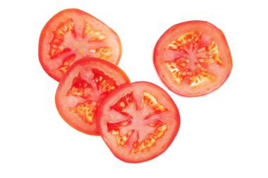 Beyaz arka planda izole edilmiş kırmızı domates dilimleri, üst görünüm