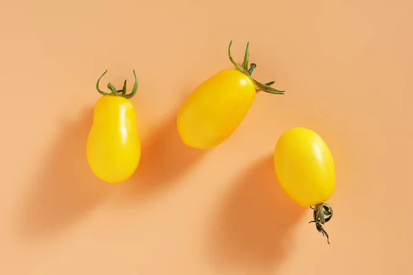 Renkli Arka Planda Küçük Sarı Domatesler Üst Manzara — Stok fotoğraf
