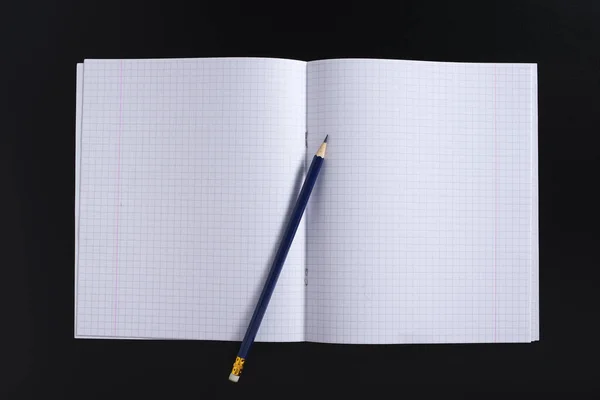 Open School Notebook Και Μολύβι Μαύρο Φόντο Top View — Φωτογραφία Αρχείου