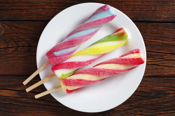 Glace Aux Fruits Torsadés Sur Une Assiette Sur Fond Bois — Photo