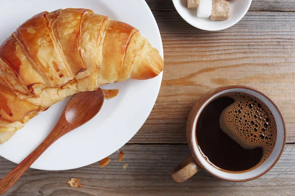 テーブルの上で朝食のためのコーヒーとクロワッサンのショットの真上 — ストック写真