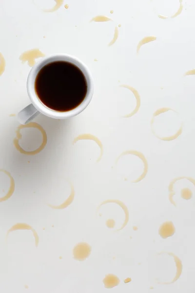 Tazza Caffè Con Macchie Sul Tavolo Bianco Vista Dall Alto — Foto Stock