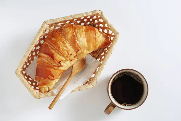 Vers Gebakken Croissant Koffie Witte Achtergrond Bovenaanzicht — Stockfoto
