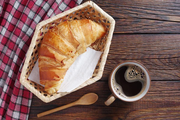 Přímo Nad Záběrem Croissant Kávou Snídani Rustikálním Dřevěném Stole — Stock fotografie