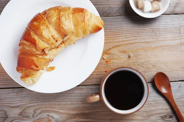 Koffie Croissant Voor Ontbijt Houten Tafel Bovenaanzicht — Stockfoto