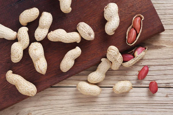 Haufen Erdnüsse Auf Altem Holzgrund Draufsicht — Stockfoto