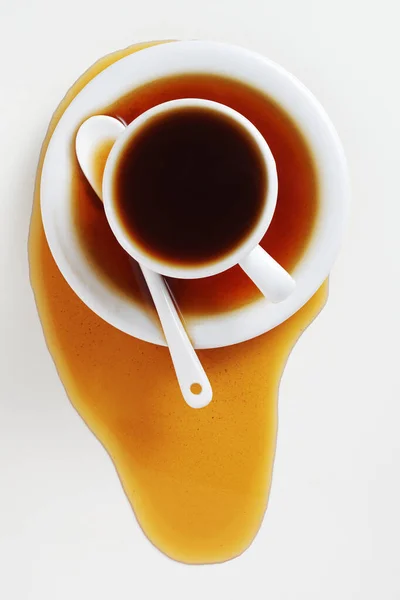 Kiöntött Csésze Kávé Fehér Asztalra Felülnézet — Stock Fotó