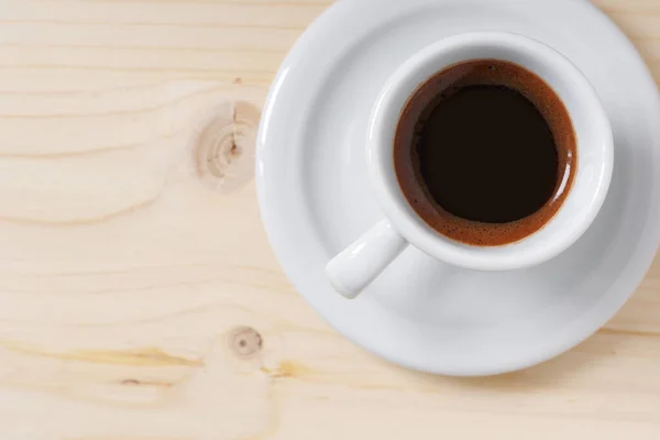木製の背景のコーヒーカップ コピースペース付きのトップビュー — ストック写真
