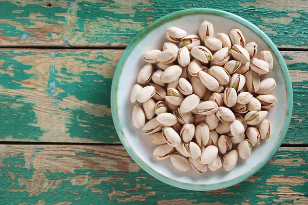 Nueces Pistacho Plato Madera Vieja Mesa Verde Vista Superior Con — Foto de Stock