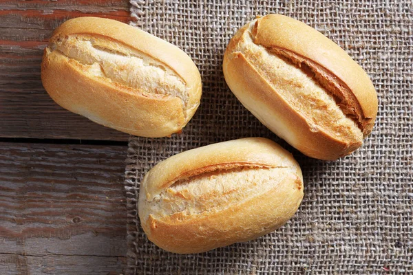 Somun Küçük Ekmek Ahşap Arka Planda Yakın Plan Üst Manzara — Stok fotoğraf