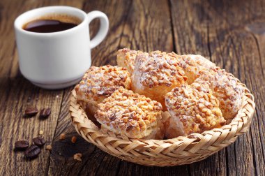 Çerezler, puf böreği ve kahve 