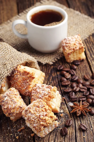 Biscoitos doces de massa folhada e café — Fotografia de Stock