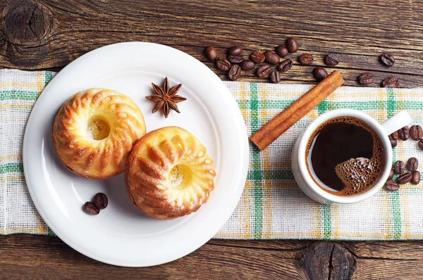 Kopje koffie en een smakelijke cupcake — Stockfoto