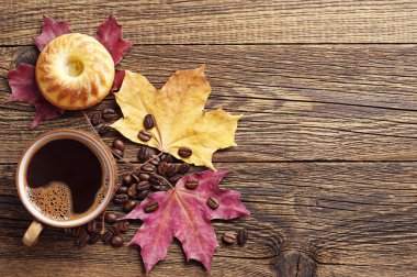 kahve kek ve sonbahar yaprakları