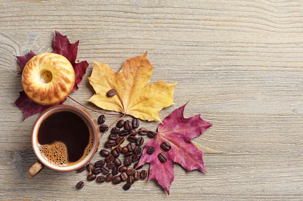 Káva, košíček a podzimní listí — Stock fotografie