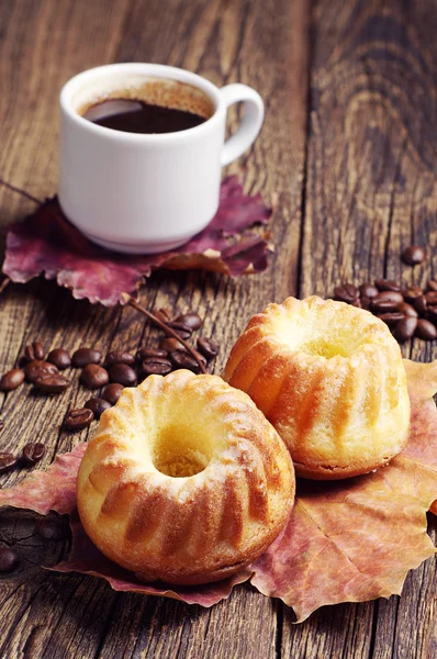 Two cupcake, coffee and autumn leaves — Stock Photo, Image