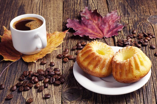 Kuchen, Kaffee und Herbstblätter — Stockfoto