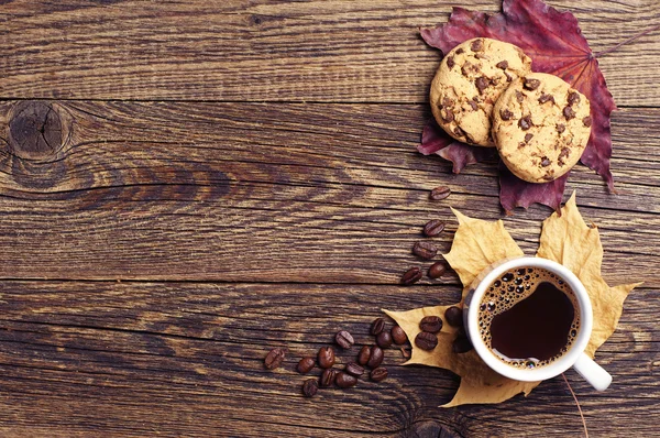 Café, galletas y hojas de otoño — Foto de Stock